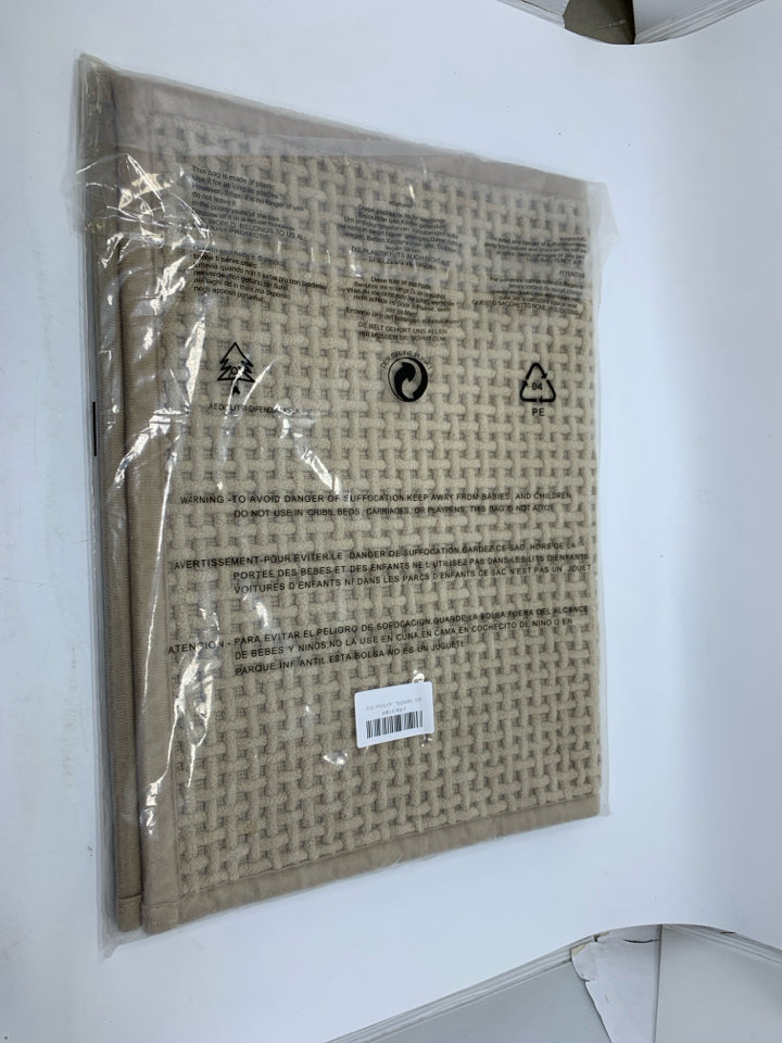 NIP TEXTED BATH RUG.