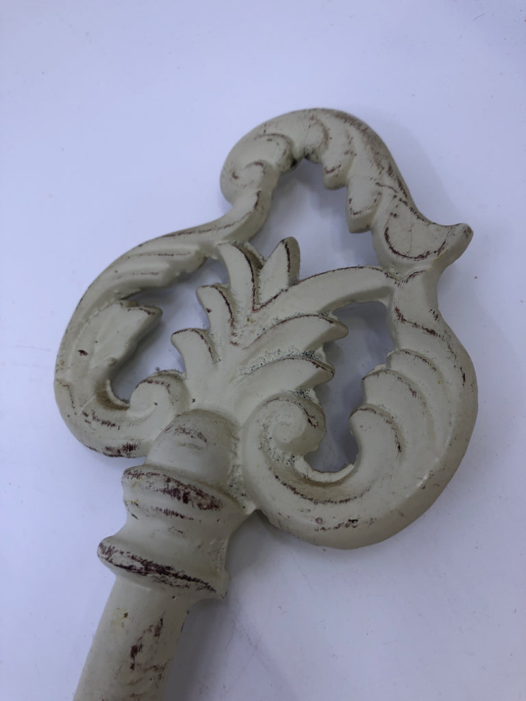DISTRESSED CREAM SKELETON KEY DECOR.