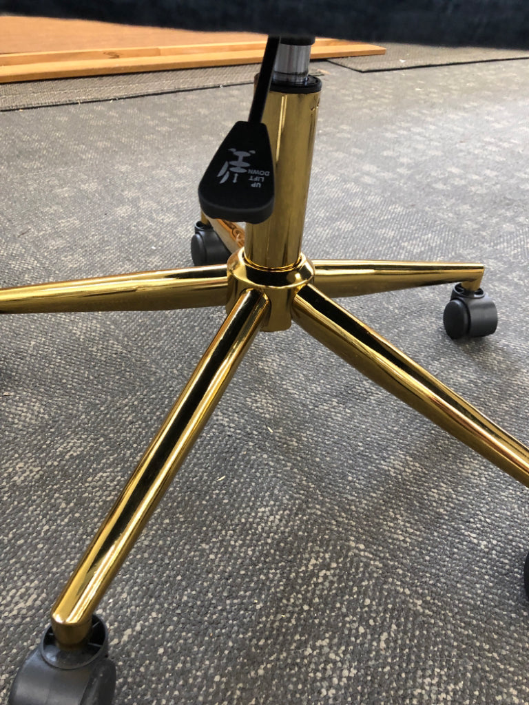 UPHOLSTERED ROLLING OFFICE CHAIR W/GOLD BASE.