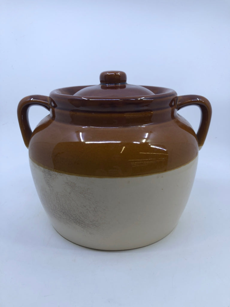 VTG LARGE CERAMIC COVERED BROWN/TAN BEAN CROCK.