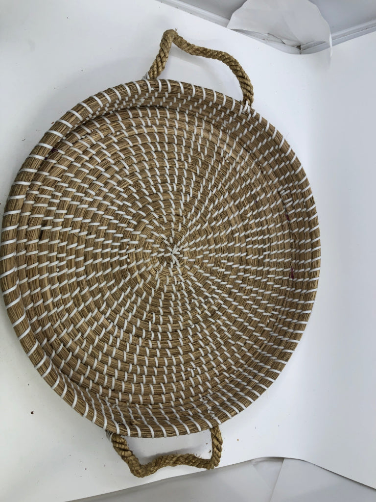 WOVEN TAN/WHITE TRAY W/HANDLES.