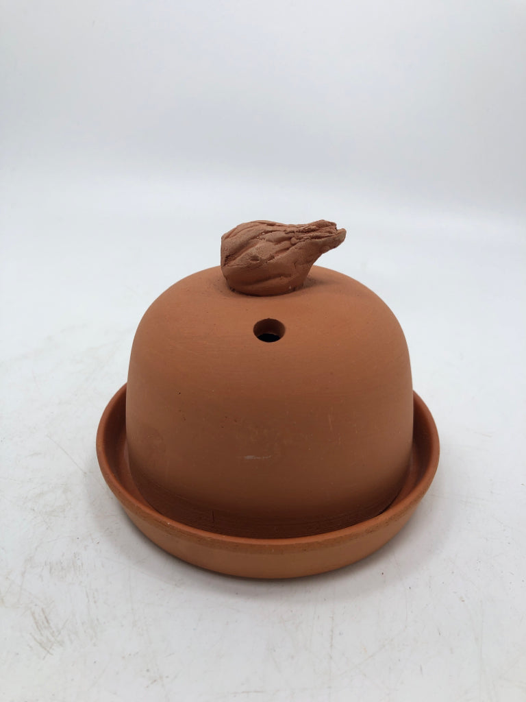 TERRACOTTA GARLIC ROASTER W/BULB HANDLE.