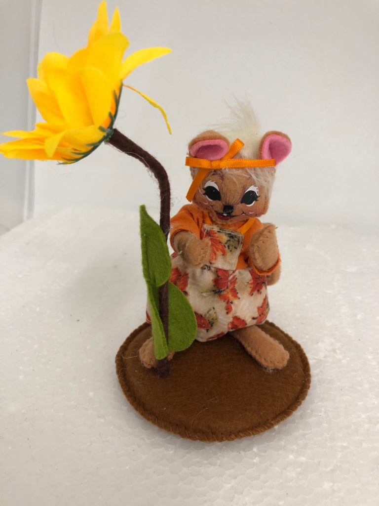 ANNA LEE MOUSE W/ MAPLE LEAF DRESS/ SUNFLOWER GROWING NEXT TO HER.