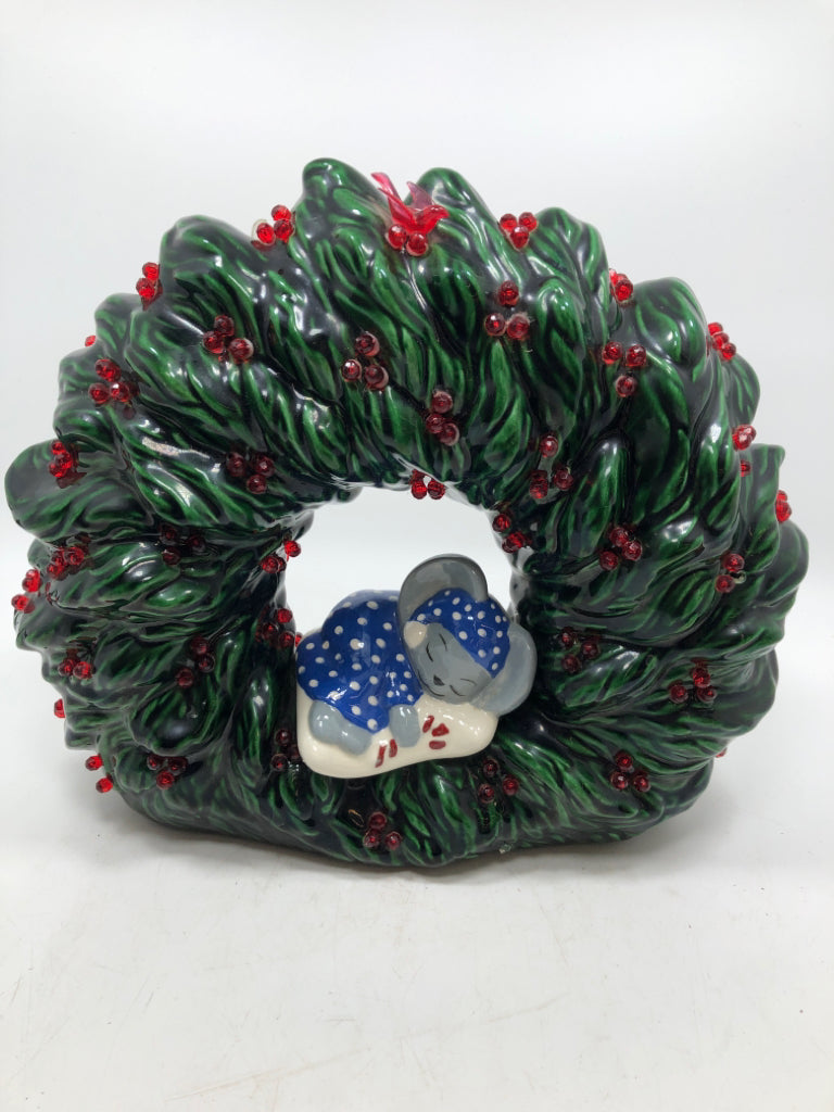 VTG DARK GREEN WREATH W/ SLEEPING MOUSE.