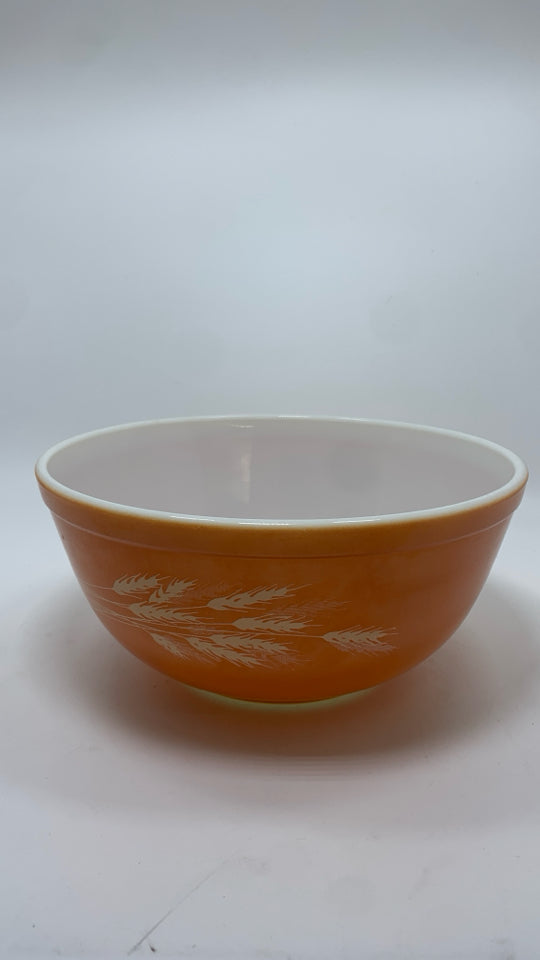 VTG PYREX ORANGE MIXING BOWL.