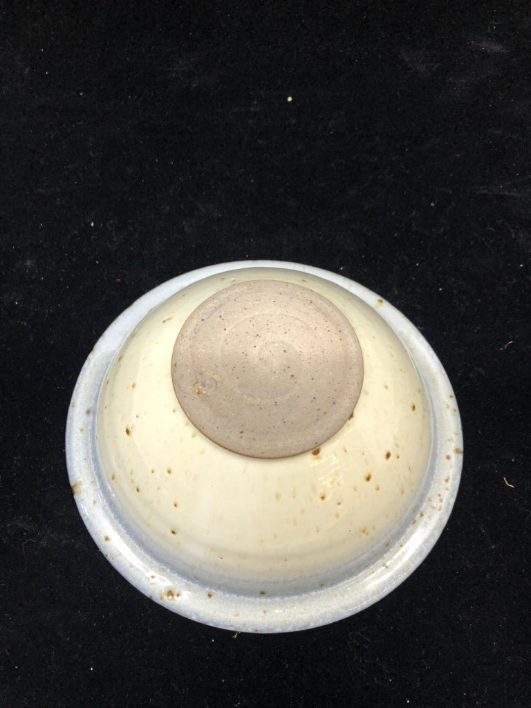 GREY/CREAM SPECKLED POTTERY BOWL.