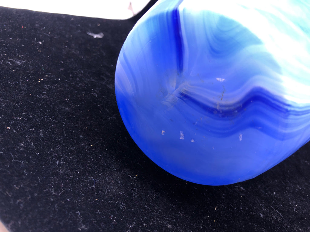 BLUE/WHITE SWIRL GLASS VASE.