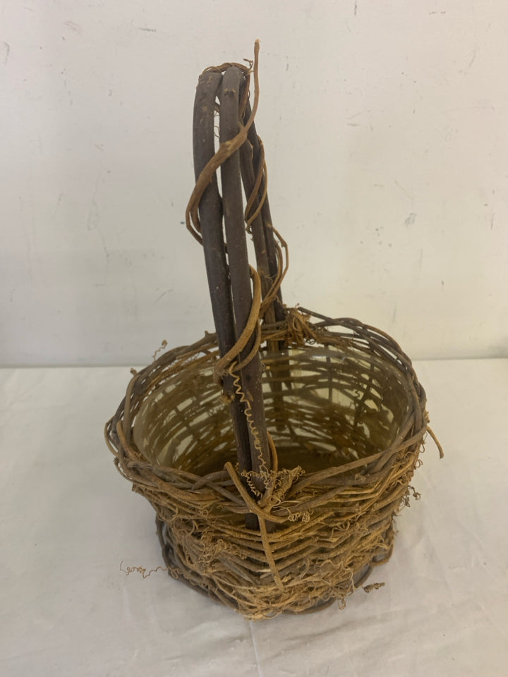 SMALL TWIG BASKET W HANDLE AND LINER.