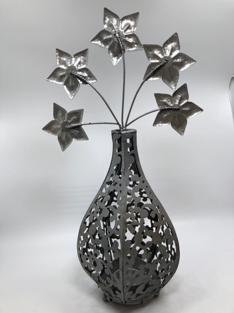 WELDED FLOWERS IN VASE TEA LIGHT HOLDER.