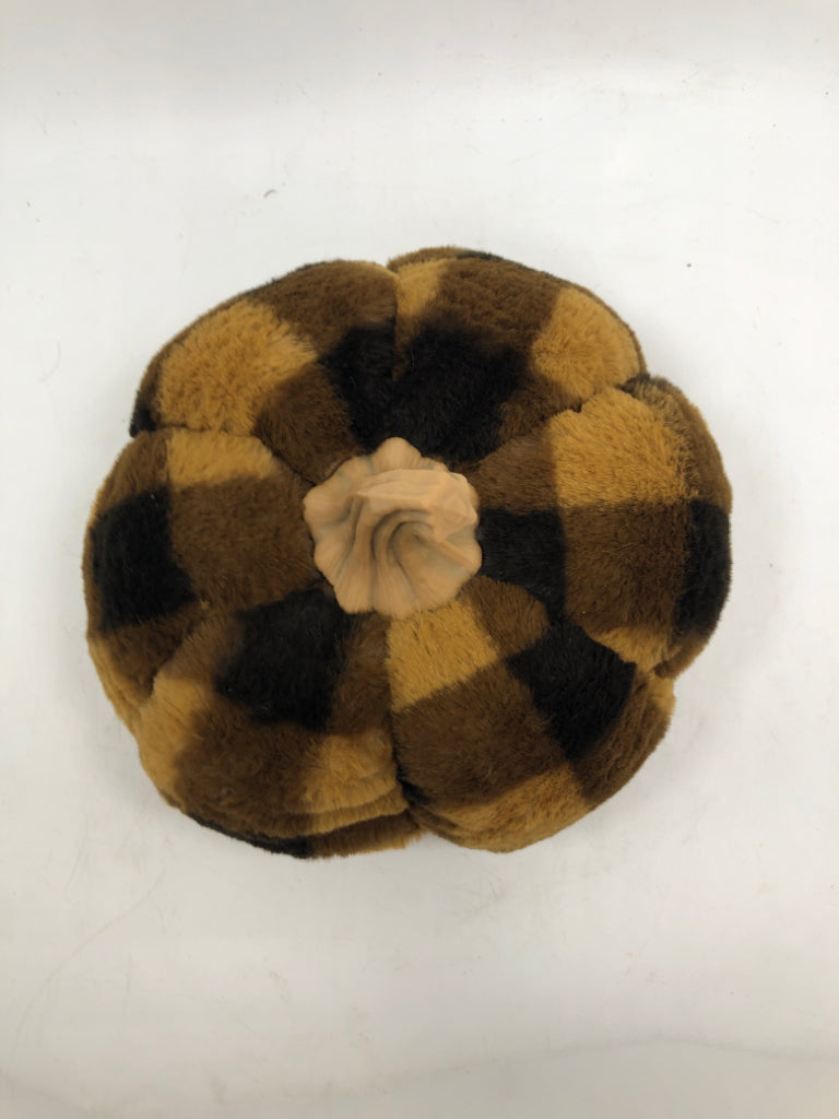 CHECKERED FLUFFY PUMPKIN.