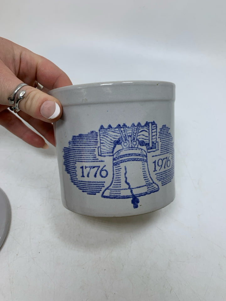 VTG STONEWARE CROCK W/ LIBERTY BELL 1776-1976 LID NO CLASP.