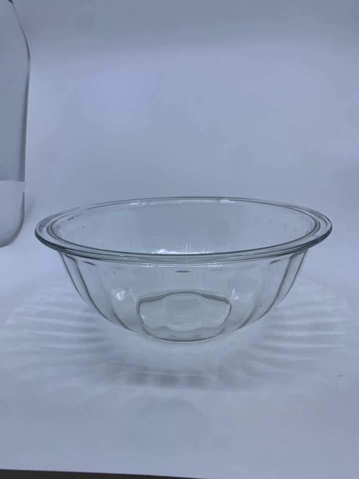 PYREX CLEAR W/ RIBBED DESIGN MIXING BOWL.