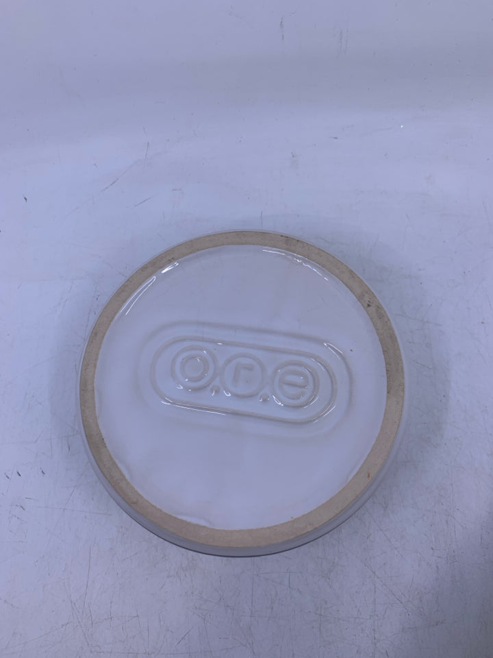 GREY/WHITE CAT BOWL W/ MICE ON OUTSIDE.