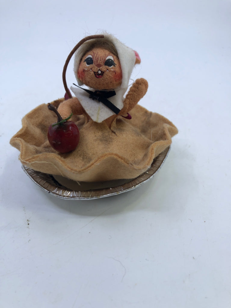ANNALEE MOUSE IN PIE- 2009