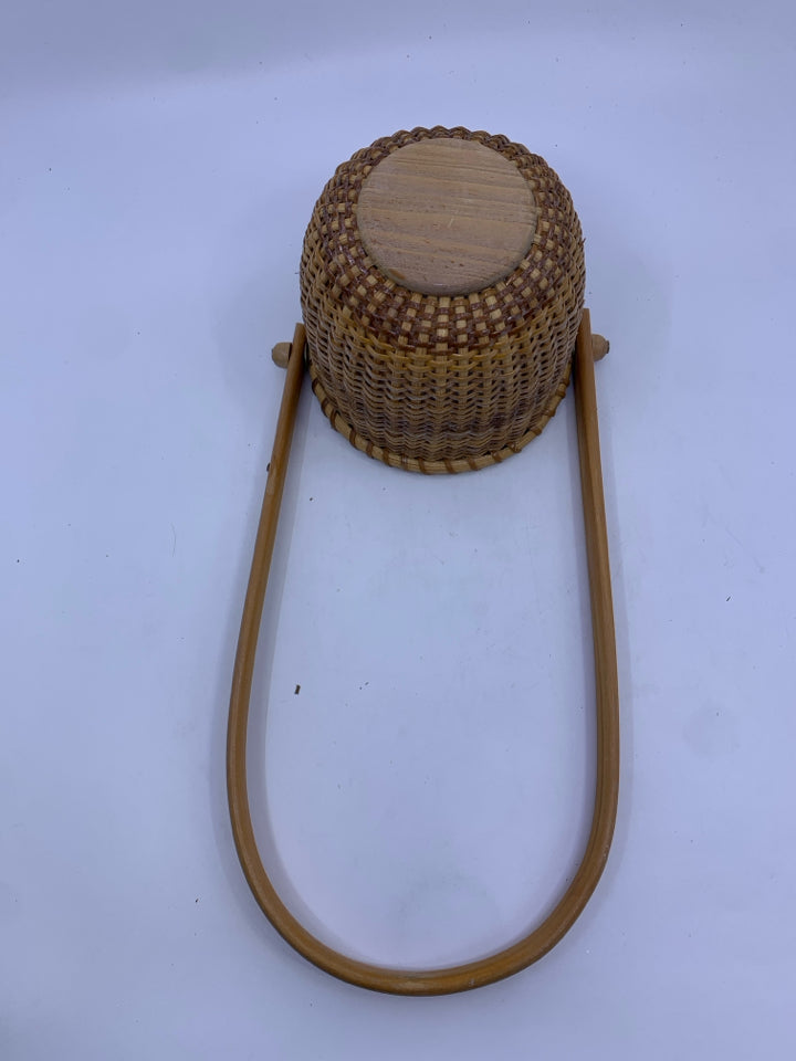 SMALL TIGHT WOVEN BASKET W HANDLE.