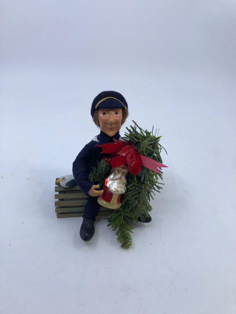 BYERS' CHOICE FISHERMAN SITTING W GARLAND.