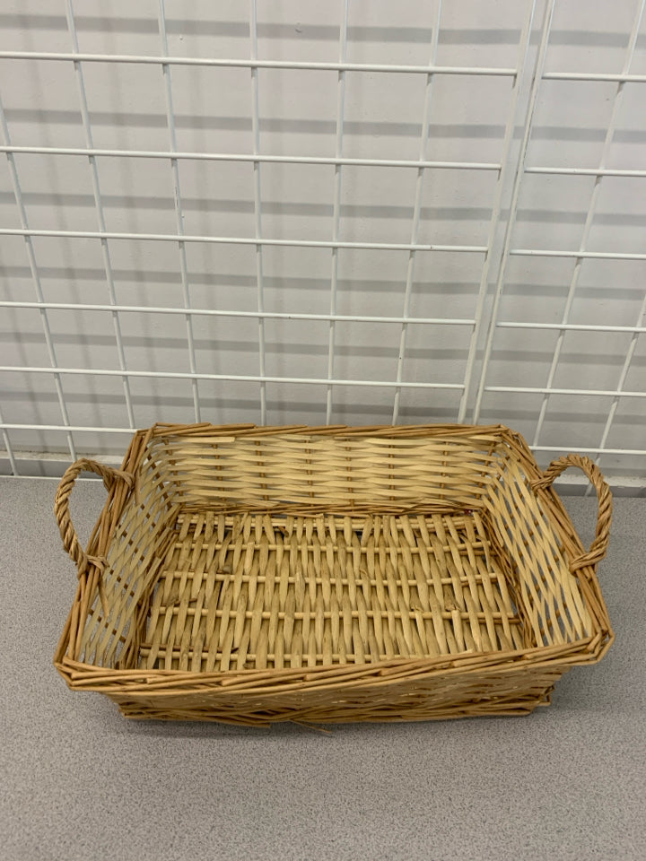 BLONDE WICKER BASKET TRAY W/HANDLES.