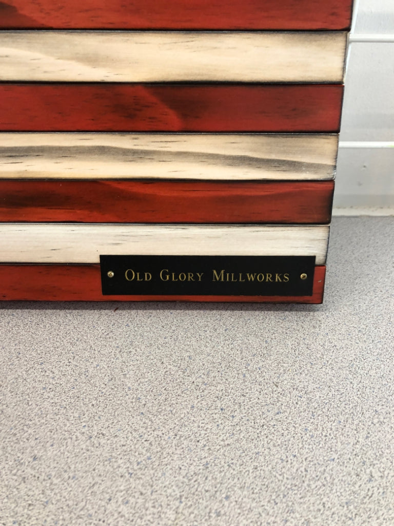 DISTRESSED AMERICAN FLAG WOODEN DECOR.