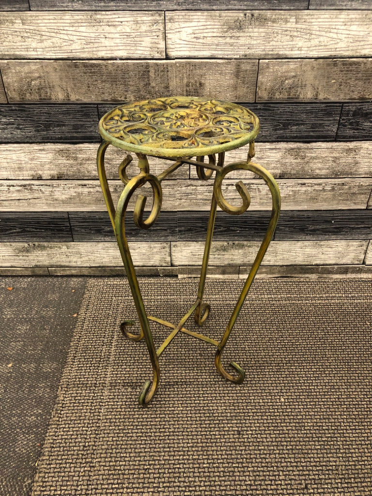 DISTRESSED GREEN METAL PLANT STAND.