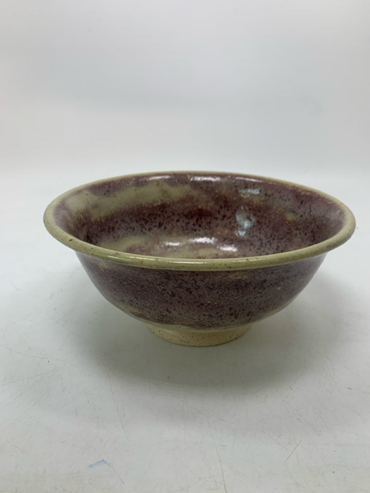 FOOTED TAN/FADED RED PATTERNED POTTERY BOWL.