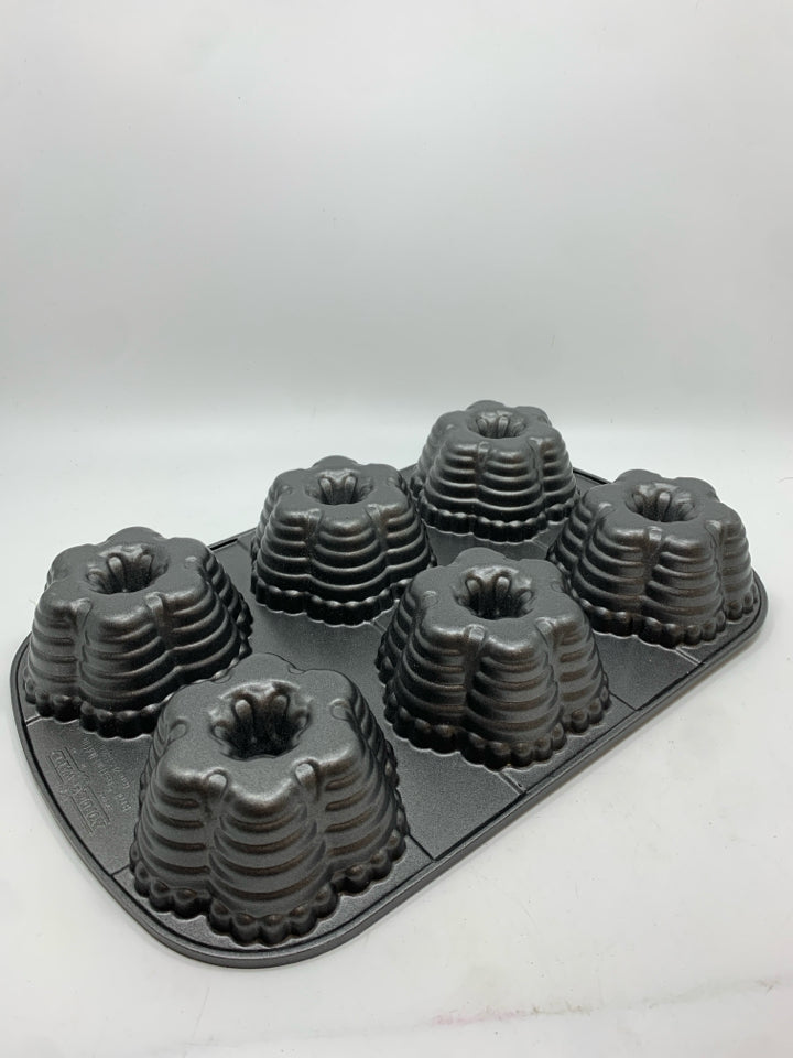MUFFIN BUNDT PAN.