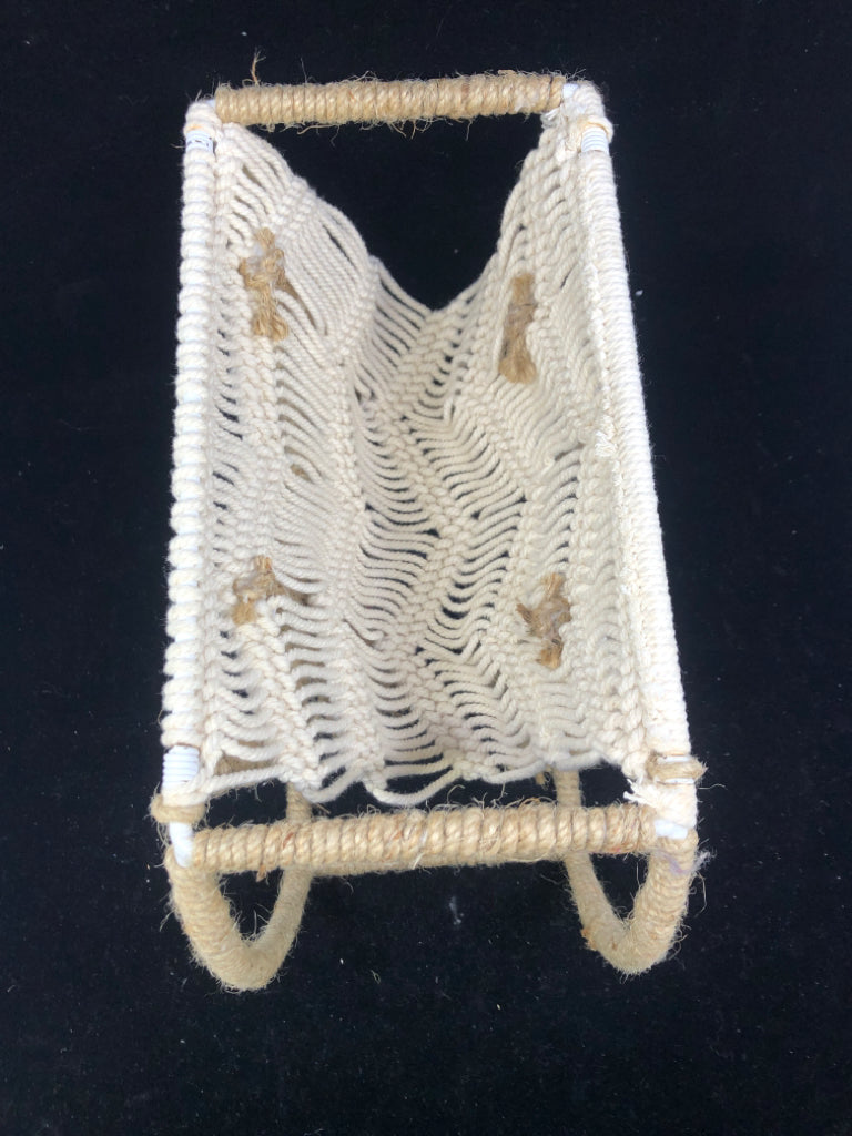 SMALL WHITE WOVEN MACRAME WINE BOTTLE HOLDER.