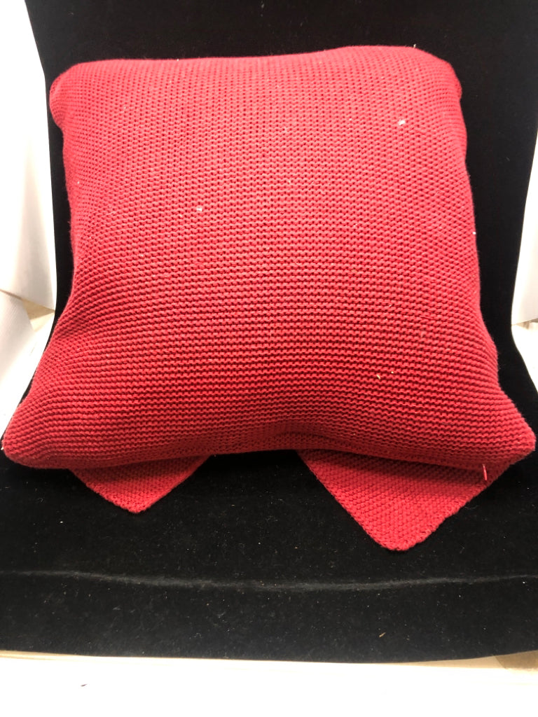 KNITTED BOW PILLOW.