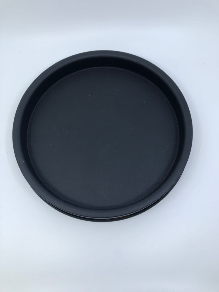 BLACK MATTE METAL CIRCLE TRAY.