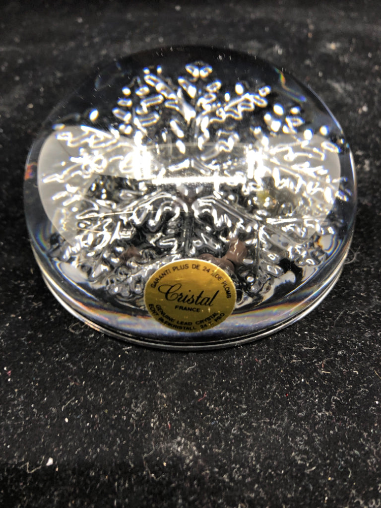 HEAVY CRYSTAL SNOWFLAKE PAPER WEIGHT.