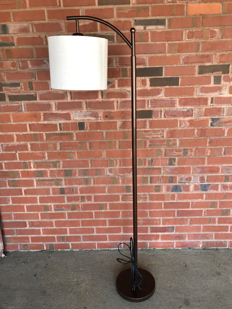 BROWN METAL FLOOR LAMP.