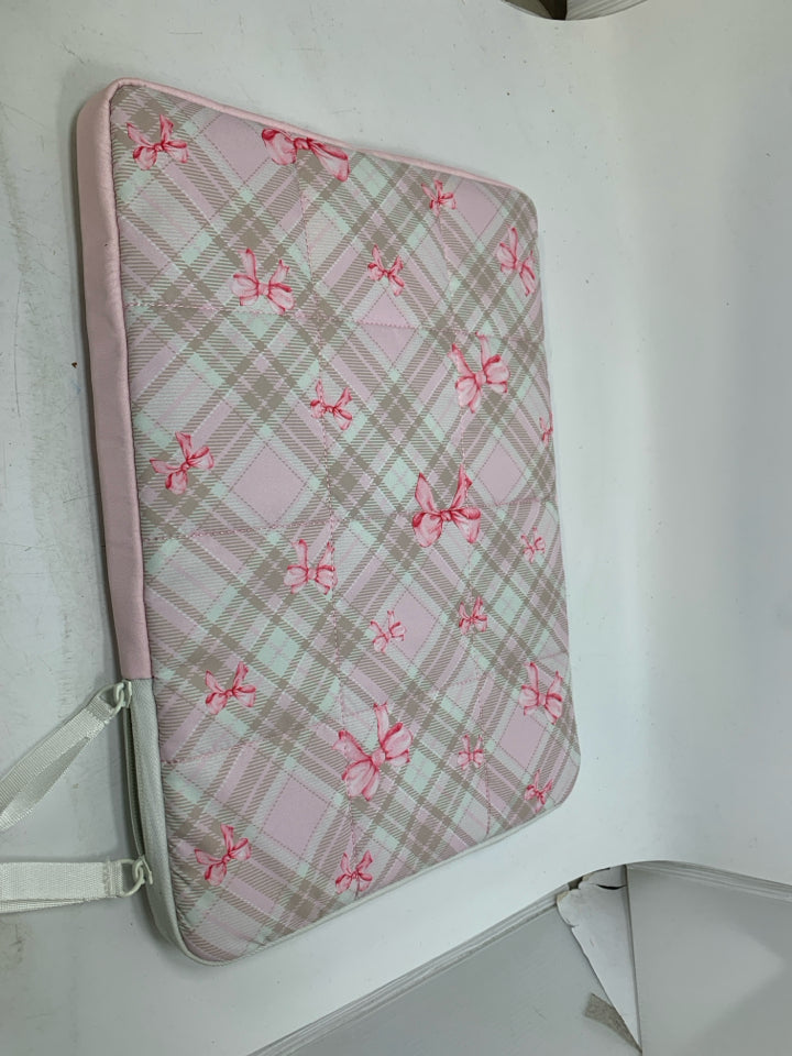 SONIX PLAID W/ BOWS LAPTOP CASE.