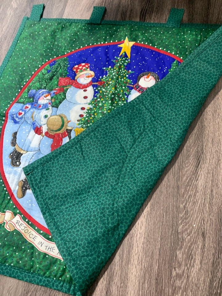 LARGE GREEN QUILTED SNOWMEN HOLDING HANDS TAPESTRY.