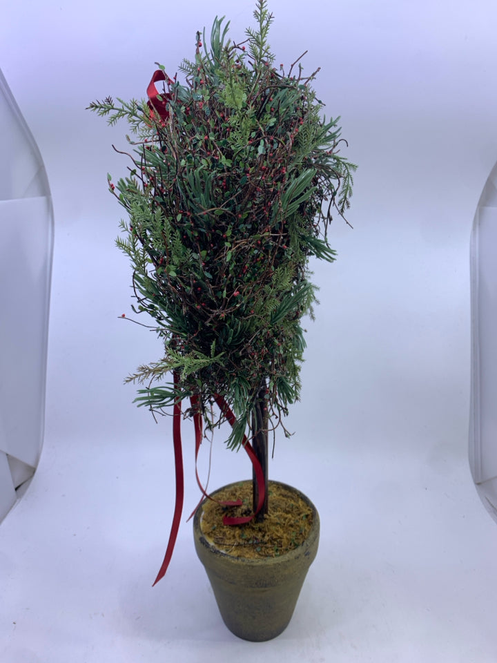 SMALL WREATH IN PLANTER.