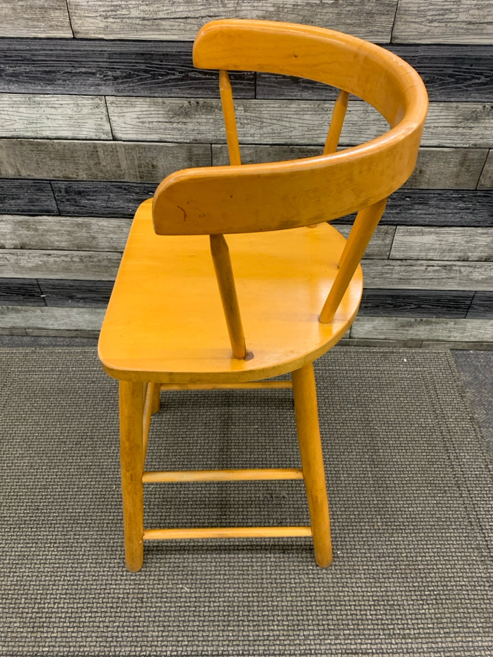 LT WOOD SPINDLE BACK KIDS CHAIR.