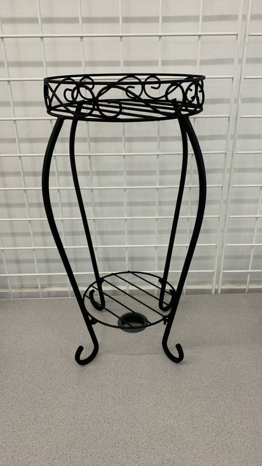 2 TIER LIGHT WEIGHT PLANT STAND.