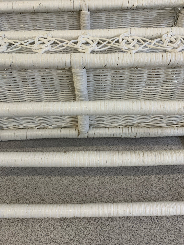 WHITE WICKER BATHROOM WALL SHELF W/TOWEL BAR.