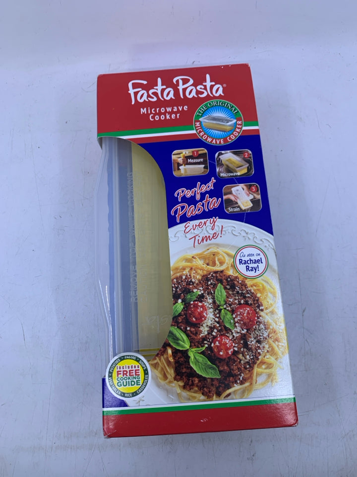 NIP PLASTIC PASTA MICROWAVE COOKER.