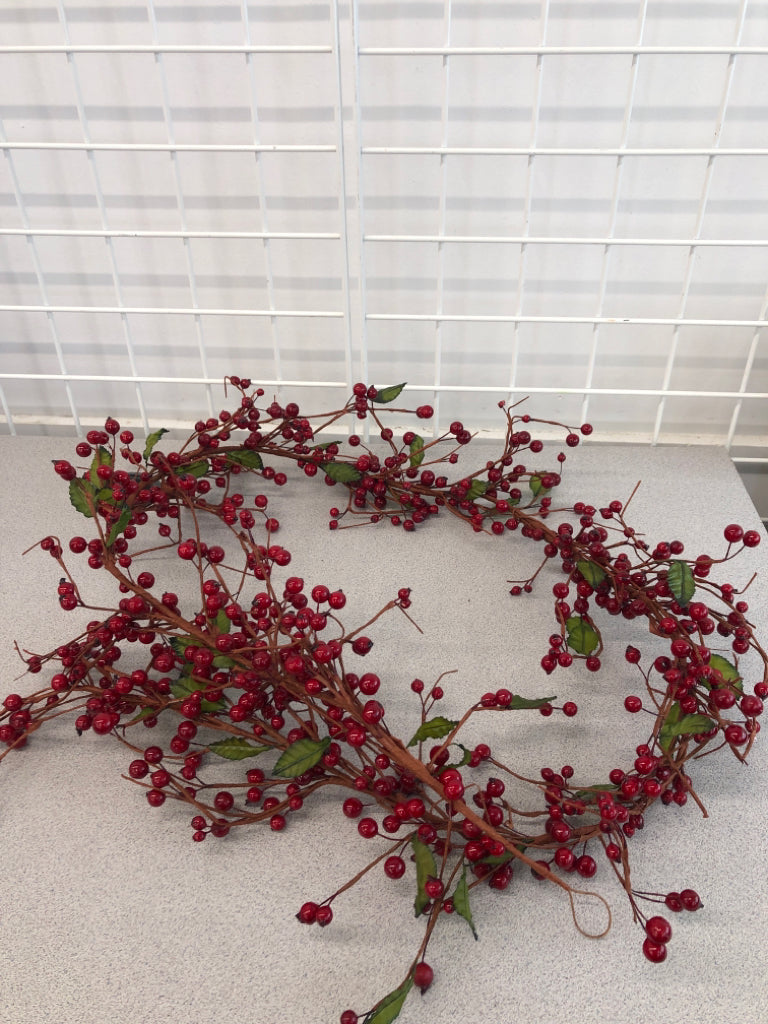 GLOSSY RED BERRY GARLAND.