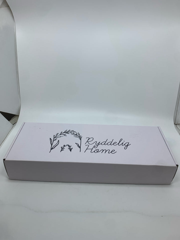 FAUX WILDFLOWER BUNDLES IN BOX.