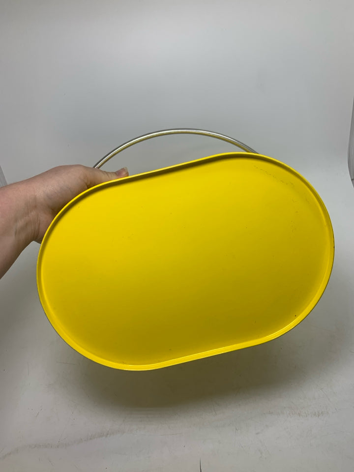 METAL DIVIDED UTENSIL HOLDER W/ HANDLE.