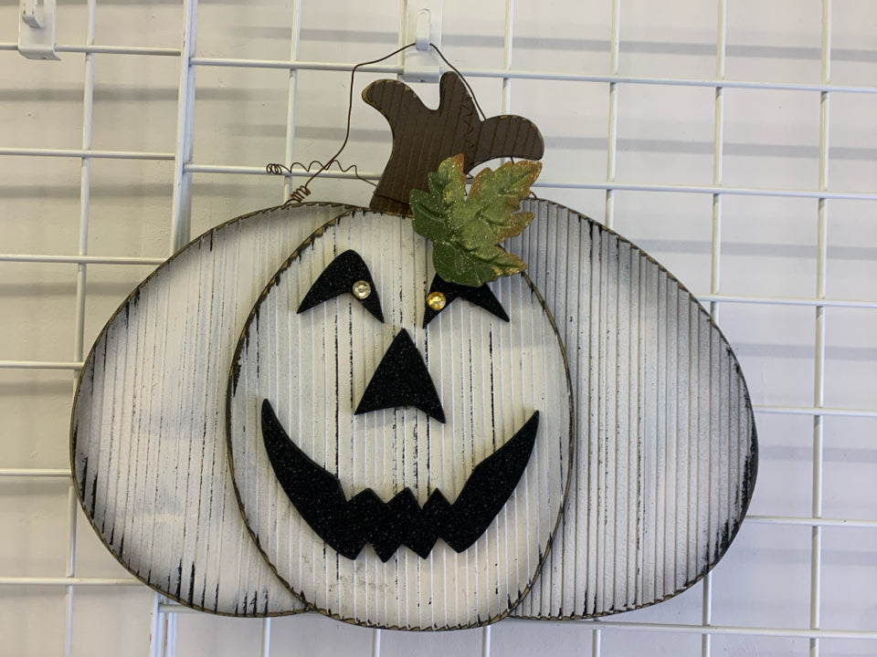 WHITE JACK O LANTERN WALL DECOR.