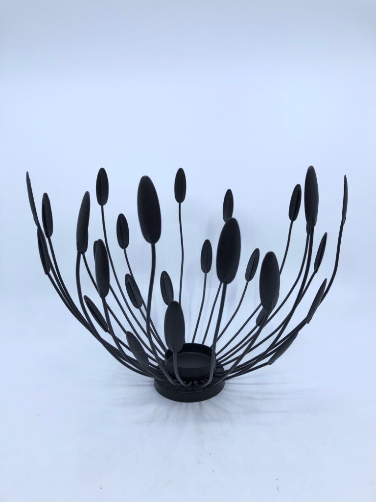 METAL SPOKES CANDLE HOLDER.