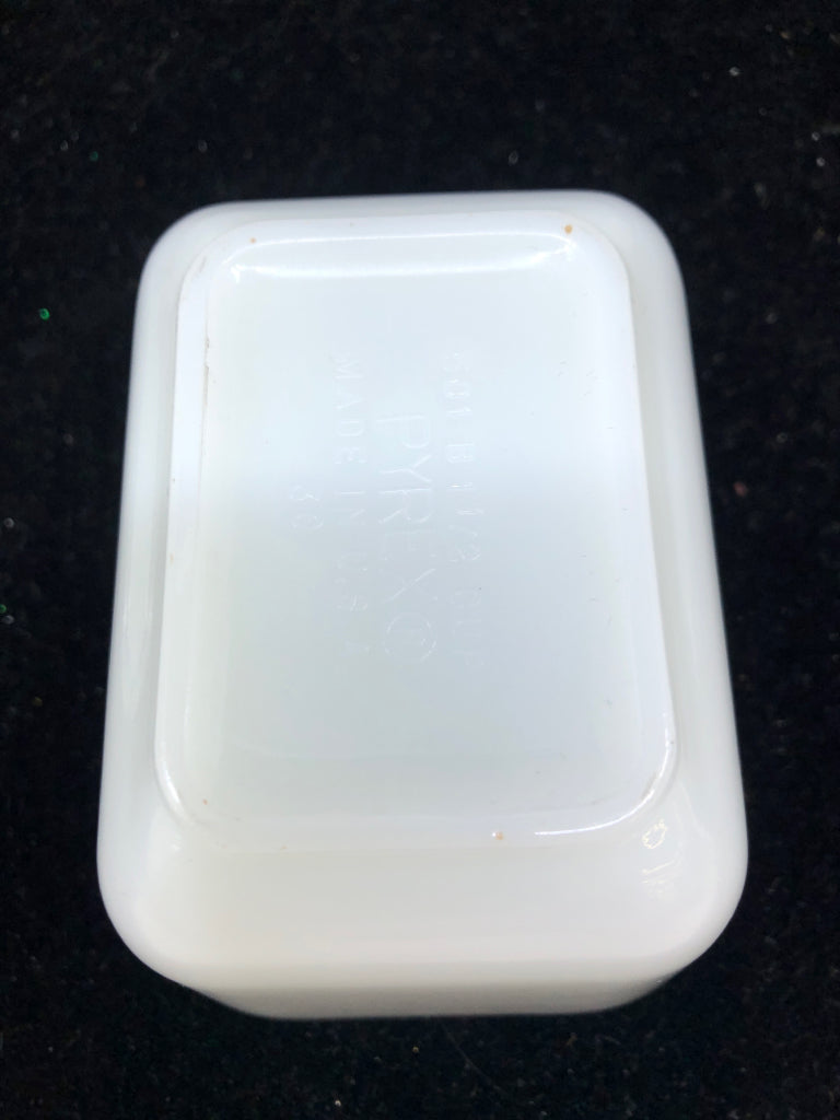 VTG SMALL SQUARE PYREX AMISH BUTTERPRINT FRIDGE DISH W LID.