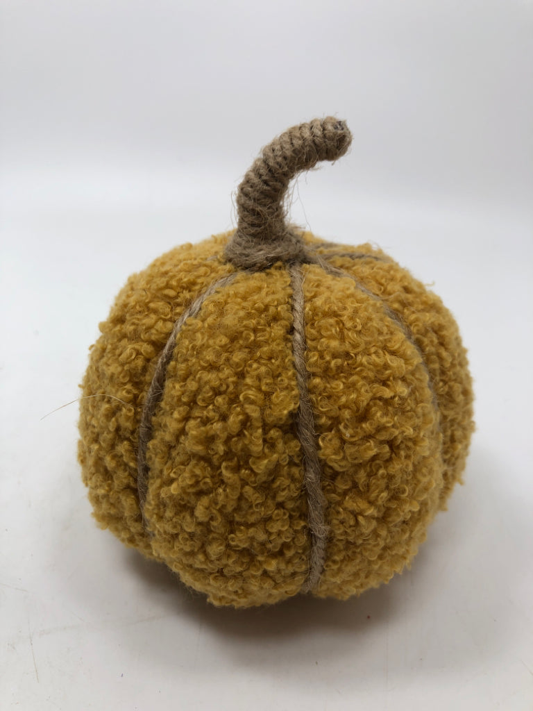 SM LIGHT ORANGE FLUFF PUMPKIN.