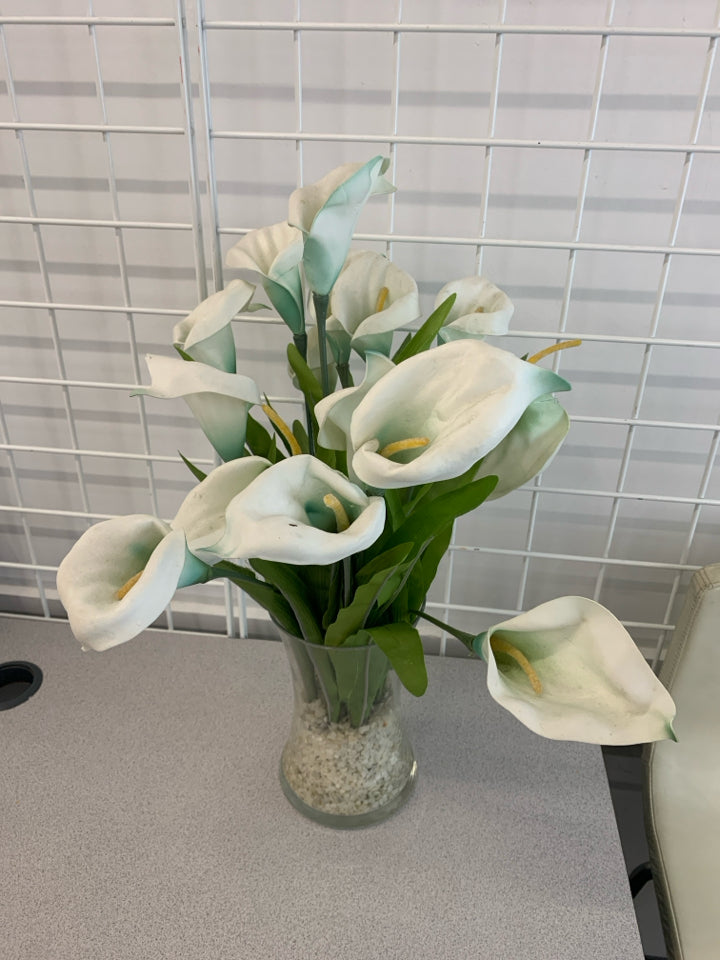 FAUX CALLA LILIES IN GLASS VASE W/GRAVEL.