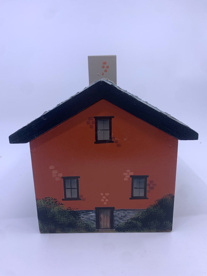 WOOD ANTIQUES STORE WITH REMOVABLE ROOF.