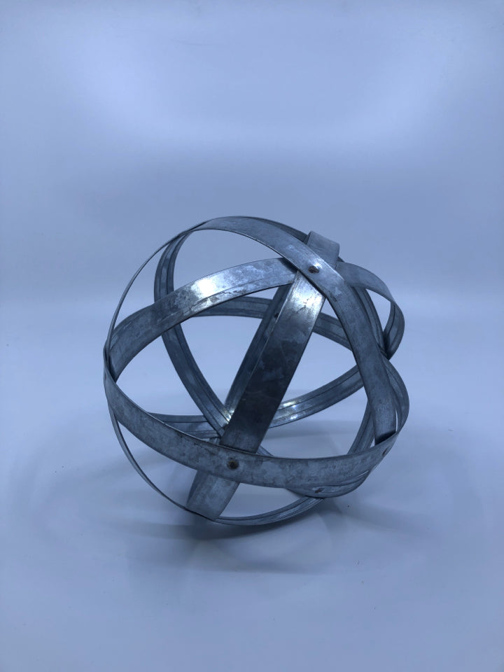 METAL FLAT WIRE BALL TABLE DECOR.