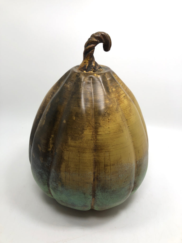 ROUND GOLD METAL GOURD DECOR.