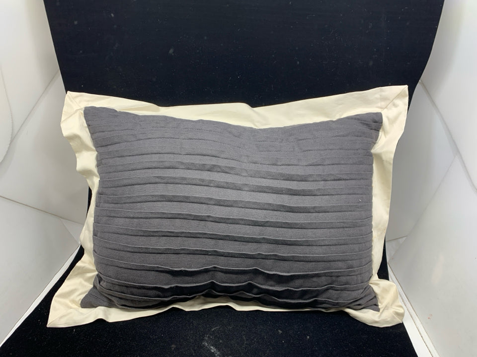 GREY W WHITE EDGE PILLOW.