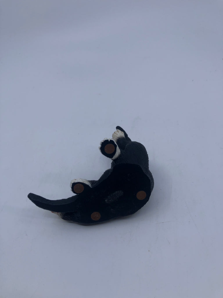 RESIN BLACK/WHITE CAT SCRATCHING ITSELF.